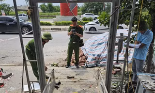 Công an huyện Lạng Giang tiến hành khám nghiệm.