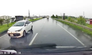 Tài xế xe ô tô con đi ngược chiều cao tốc Hà Nội - Bắc Giang.