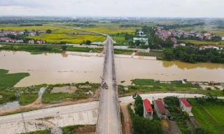 Gấp rút xây đường dẫn lên cầu hơn 350 tỷ rồi… bỏ không