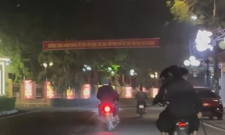 Nhóm thanh niên mang theo kiếm chém người đi đường.