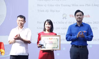 Lãnh đạo Tỉnh Đoàn và Ban Dân vận Tỉnh ủy Bắc Ninh trao thưởng nhà giáo trẻ tiêu biểu. Ảnh: Nguyễn Thắng