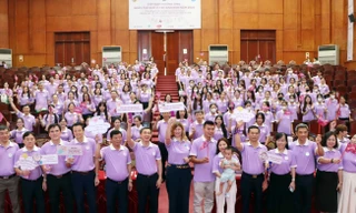 Các đại biểu dự mít tinh Việt Nam hưởng ứng Ngày thế giới vì trẻ sinh non.