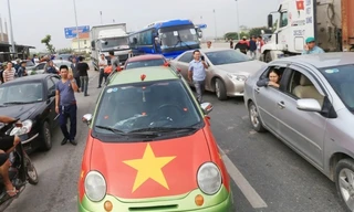 Tài xế và người dân tập trung đến trạm để phản đối