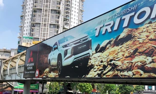 Cận cảnh cầu vượt đi bộ bị biến thành hộp quảng cáo