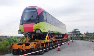 Đoàn tàu đầu tiên tuyến đường sắt đô thị số 3 đã về khu đề-pô Nhổn