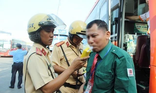 CSGT kiểm tra và phát hiện nhiều tài xế dương tính với ma túy khi lái xe trên đường