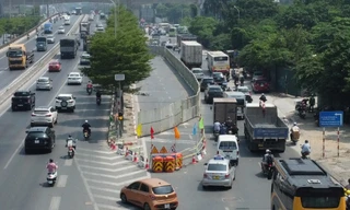 Mở rộng rào đường thi công cầu vượt thép tại nút Mai Dịch, ùn tắc kéo dài giữa nắng nóng
