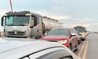 Đường dẫn vào cao tốc Pháp Vân - Ninh Bình tắc gần 10km do công trường thi công 