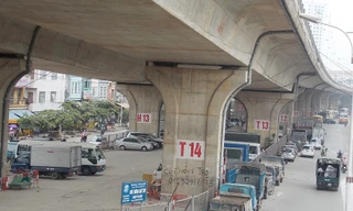 Chân cầu Vĩnh Tuy bị lấn chiếm, bôi bẩn 