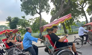 Xích lô rồng rắn ‘bịt’ đường nhiều tuyến phố