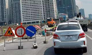 Hàng rào thi công chậm tiến độ gây ùn tắc kéo dài ở đường Vành đai 3