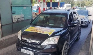 Tài xế dán băng rôn phản đối trạm BOT Bắc Thăng Long – Nội Bài đặt nhầm chỗ sáng 18/12