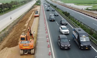 'Thót tim' với xe công trường trên tuyến cao tốc Cầu Giẽ - Ninh Bình