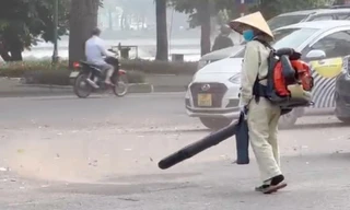 Chuyện lạ ở Hà Nội: Nhân viên vệ sinh 'thổi' bụi, rác mù trời