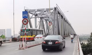 Hà Nội yêu cầu rà soát các cầu vượt sông và cấm xe qua các cầu yếu