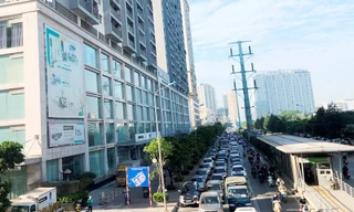 Cận cảnh cao ốc 'nhấn chìm' con đường BT Hà Nội