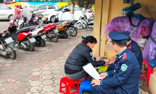 Lực lượng chức năng lập biên bản, đóng cửa điểm trông xe ô tô vi phạm tại đền Quán Thánh