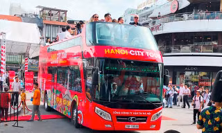 Xe buýt du lịch 2 tầng thoáng nóc xuống đường khai trương tuyến sáng 30/5.