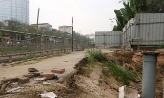 Tuyến đường 64 tỷ đồng ven sông Tô Lịch thành nơi đổ rác, quây tôn kéo dài