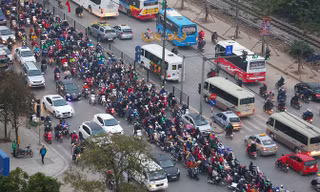 Ùn tắc kéo dài trên đường trên cao và đường Khuất Duy Tiến chiều 1/1. Ảnh: M.Thắng