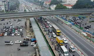 Cận cảnh 2 cầu vượt thép Mai Dịch lỡ tiến độ gây ùn tắc giao thông dịp cuối năm 2023