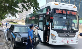 Thanh tra giao thông Hà Nội kiểm tra xe khách trên đường Phạm Hùng sáng 18/5