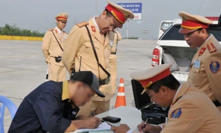 Cục CSGT kiểm tra chất ma túy đối với tài xế xe tải trên cao tốc Hà Nội-Hải Phòng sáng 20/2. 