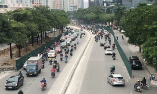 Ùn tắc khi quây lòng đường Lê Văn Lương thi công hầm chui Vành đai 3