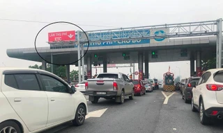 Hàng trăm xe ô tô dán thẻ thu phí không dừng không thể qua trạm thu phí