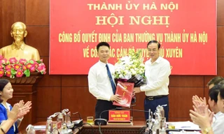 Phó Bí thư Thành ủy Đào Đức Toàn trao quyết định và hoa chúc mừng ông Nguyễn Xuân Thanh.