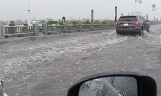 Người Hà Nội ‘bơi’ trên cầu Vĩnh Tuy trong cơn mưa giờ tan tầm