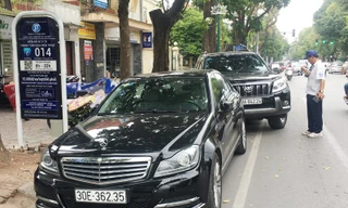 Trông xe theo hình thức iParking trên tuyến phố Trần Hưng Đạo. Ảnh: Anh Trọng