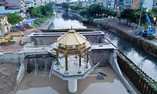 Đập tràn giữ nước có kiến trúc 'lạ mắt' đã hình thành trên sông Tô Lịch 