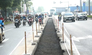 Xén dải phân cách nút Ngã Tư Sở và nhiều tuyến đường giảm ùn tắc 