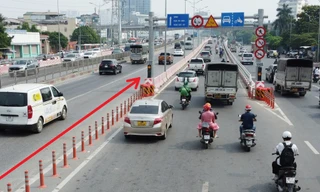 Cầu vượt thép Mai Dịch tăng cường hàng cọc tiêu để chống xe lấn làn 