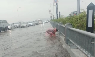 Tìm ra nguyên nhân, đơn vị liên quan vụ ngập trên cầu Vĩnh Tuy