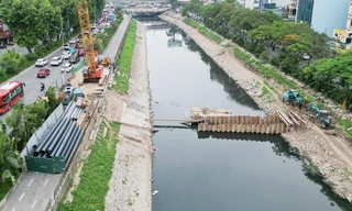 Cận cảnh công trường đang ‘cắt đôi’ đường dành cho xe đạp tại Hà Nội 