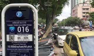 Biển, bảng trông xe theo iParking bị gỡ bỏ và thay bằng các biển truyền thống trên phố Hà Nội