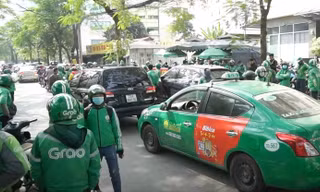 Tài xế GrabBike tập trung phản đối tại trụ sở Grab ở Cầu Giấy, Hà Nội