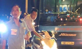 Xe buýt tuyến 47B chạy vào đường xe máy, bánh đè vạch liền, lái-phụ xe xế tấn công hành khách tối 20/10.