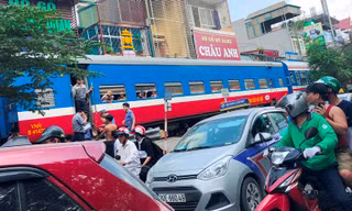 Tàu hỏa va chạm xe máy khiến nhiều phố Hà Nội tắc kéo dài
