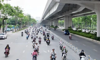 Nhiều xe đâm vào hàng rào phân làn trên 2 tuyến phố, Hà Nội gấp rút lắp thêm cảnh báo