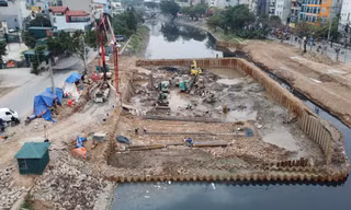 Cận cảnh công trường đập dâng đầu tiên để giữ nước trên sông Tô Lịch