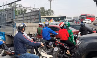 Ùn tắc nhiều giờ nút giao đường 70, đường BT Nguyễn Xiển - Xa La