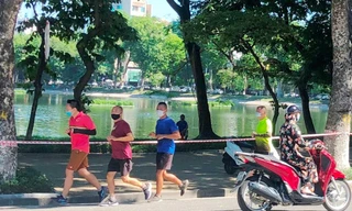 Công viên quây rào, người dân Hà Nội xuống đường chạy bộ