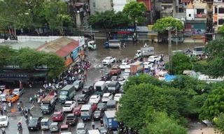 Phong tỏa nhiều tuyến phố Hà Nội do ngập nước kéo dài