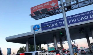 Ùn tắc kéo dài tại làn thu phí ETC trạm Cao Bồ thời gian qua. 