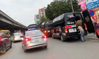 Tình trạng xe khách xếp hàng dài bắt khách trên đường Nguyễn Xiển được Tiền Phong ghi lại hình ảnh và phản ánh nhiều trong thời gian qua. Ảnh: A.Trọng