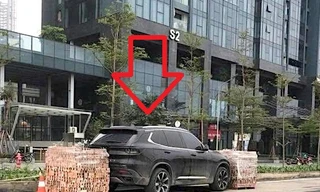 Chuyện lạ ở Hà Nội: Ô tô đỗ ở lòng đường bị xếp gạch chặn đầu, chặn đuôi 