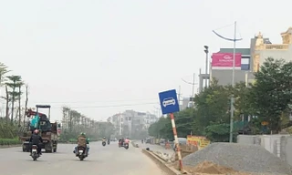 Đã 10 năm có dự án nâng cấp nhưng đến nay QL6 vẫn nhếch nhác. Ảnh: T.Đảng.